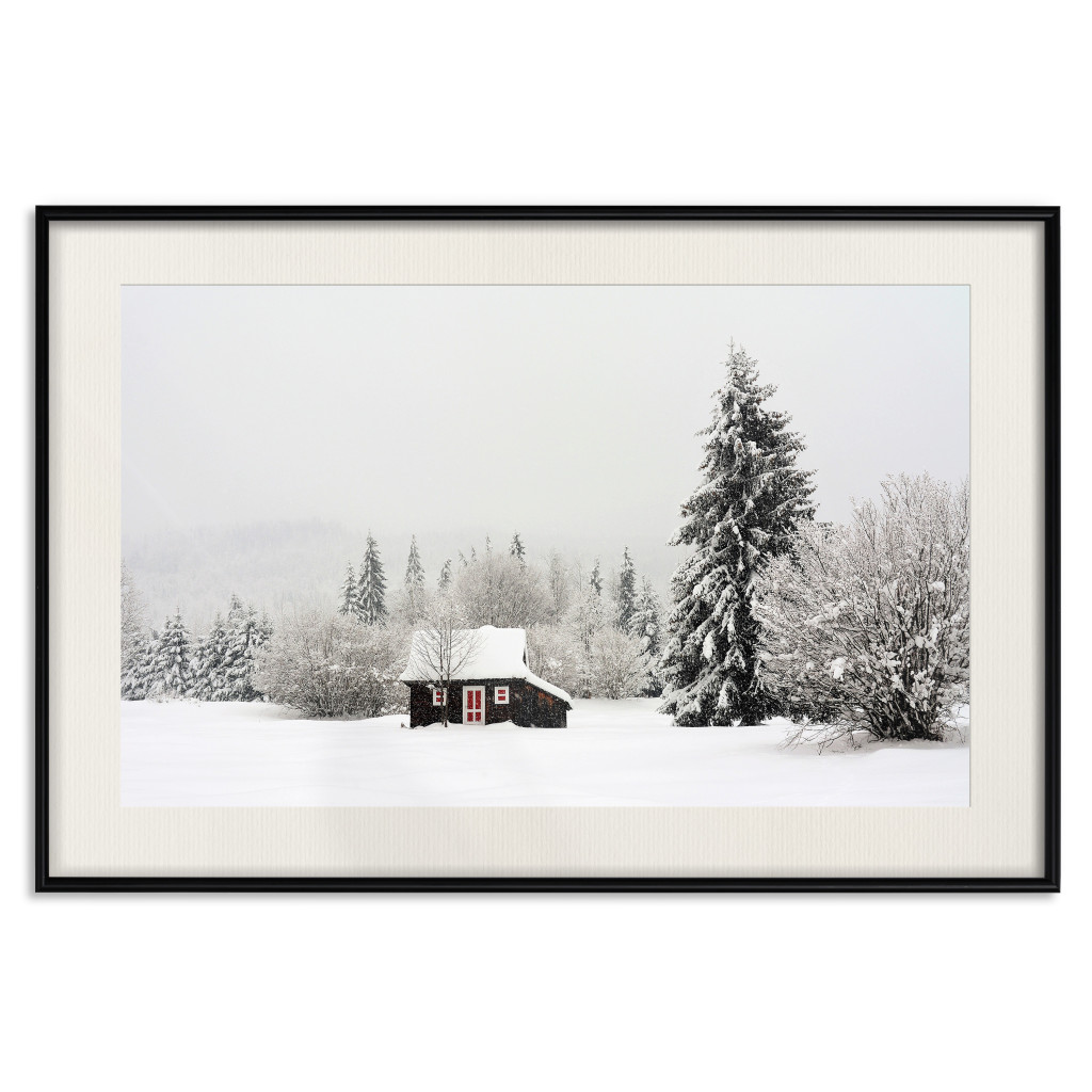 Plakat: Zimowe Schronienie - Mały Domek Pośród Przykrytego śniegiem Lasu