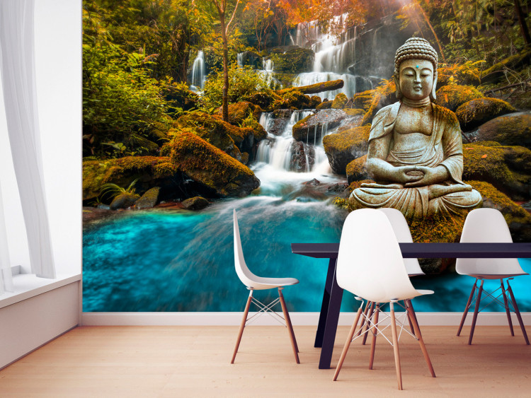 Fototapeta Orient - pejzaż z rzeźbą Buddy na tle wodospadu i egzotycznego lasu