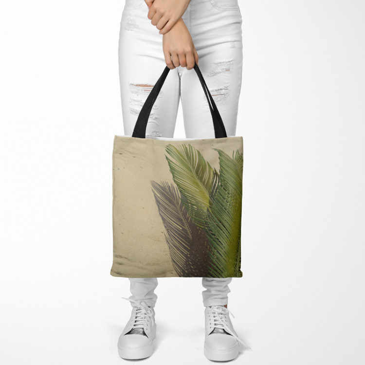 Bolsa de mujer Palm shade - a minimalist floral composition on a sand background 147520 additionalImage 2