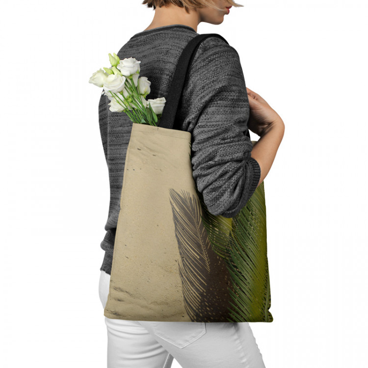 Bolsa de mujer Palm shade - a minimalist floral composition on a sand background 147520 additionalImage 3