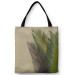 Shoppingväska Palm shade - a minimalist floral composition on a sand background 147520