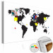 Ozdobna tablica korkowa Mapa świata: Czarno-biała elegancja [Mapa korkowa] 96020