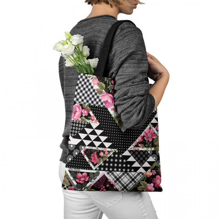 Shoppingväska Floral patchwork - geometric, black and white cutout with flowers 147530 additionalImage 3