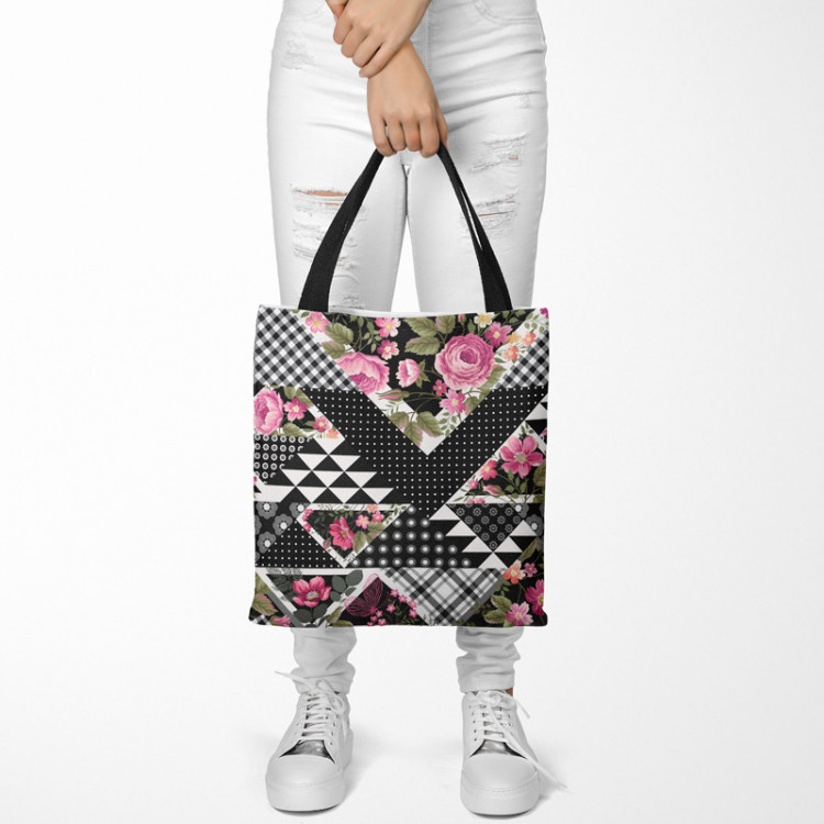 Shoppingväska Floral patchwork - geometric, black and white cutout with flowers 147530 additionalImage 2