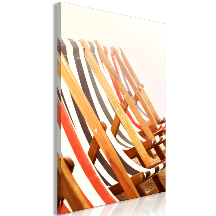 Obraz Drewniane leżaki plażowe w paski - fotografia na beżowym tle 135840 additionalImage 2