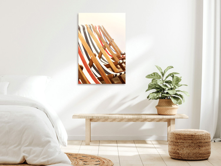 Obraz Drewniane leżaki plażowe w paski - fotografia na beżowym tle 135840 additionalImage 3