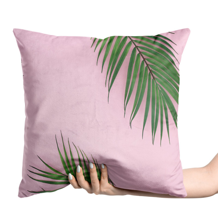 Sammets kudda Touch of palm trees - a minimal floral composition on a pink background 147070 additionalImage 2