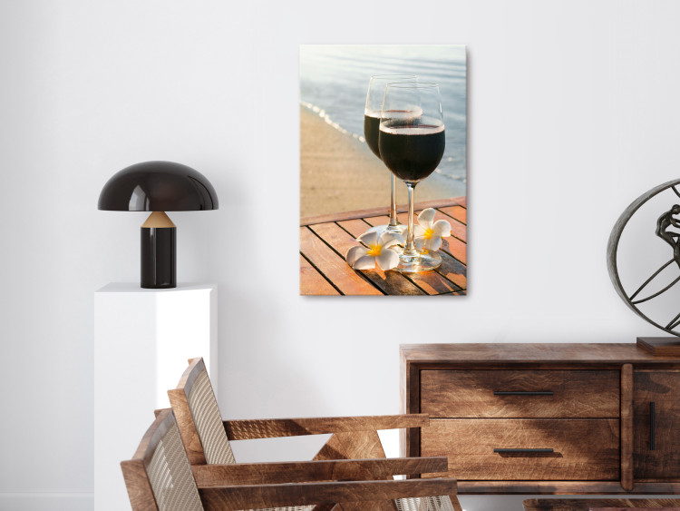 Obraz Dwa kieliszki wina na drewnianym stoliku - zdjęcie nad morzem 135980 additionalImage 3