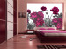 Papier peint moderne Prairie luxuriante - fleurs aux couleurs énergétiques sur fond clair 60480