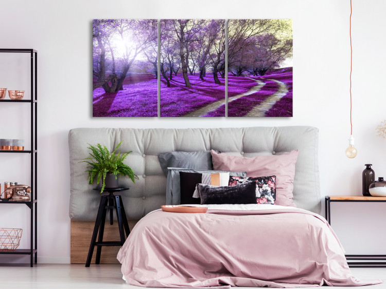 Quadro moderno Vicolo viola - paesaggio della foresta nella luce della lavanda 122211 additionalImage 3