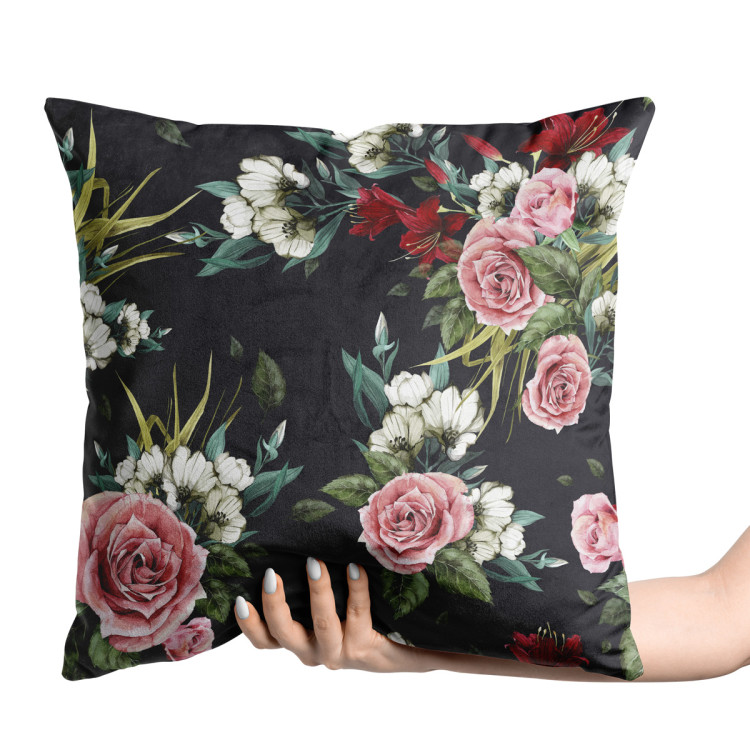Sammets kudda Simple beauty - vintage style rose flower design on black background 147121 additionalImage 2