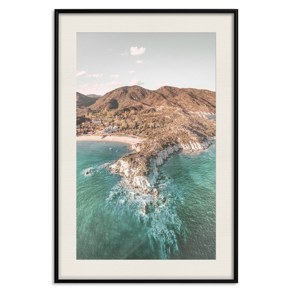 Poster Decorativo Turquoise Cliff - Sunny Shore Landscape With Mountains, Beach And Sea