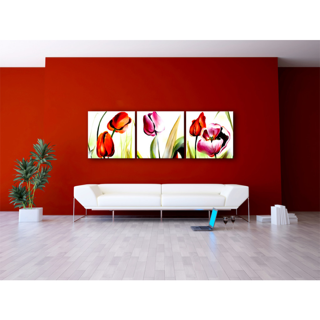 Schilderij  Tulpen: Tulpen In De Zon (3-delig) - Kleurrijke Bloemen Op Een Effen Achtergrond