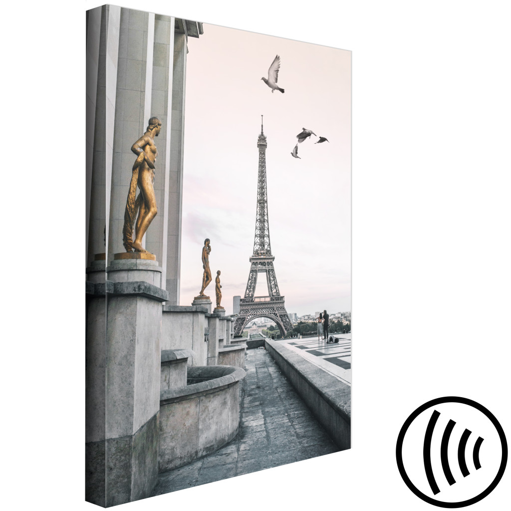 Schilderij  Parijs: Vogels Over De Stad - Zwart-wit Foto Met De Eiffeltoren