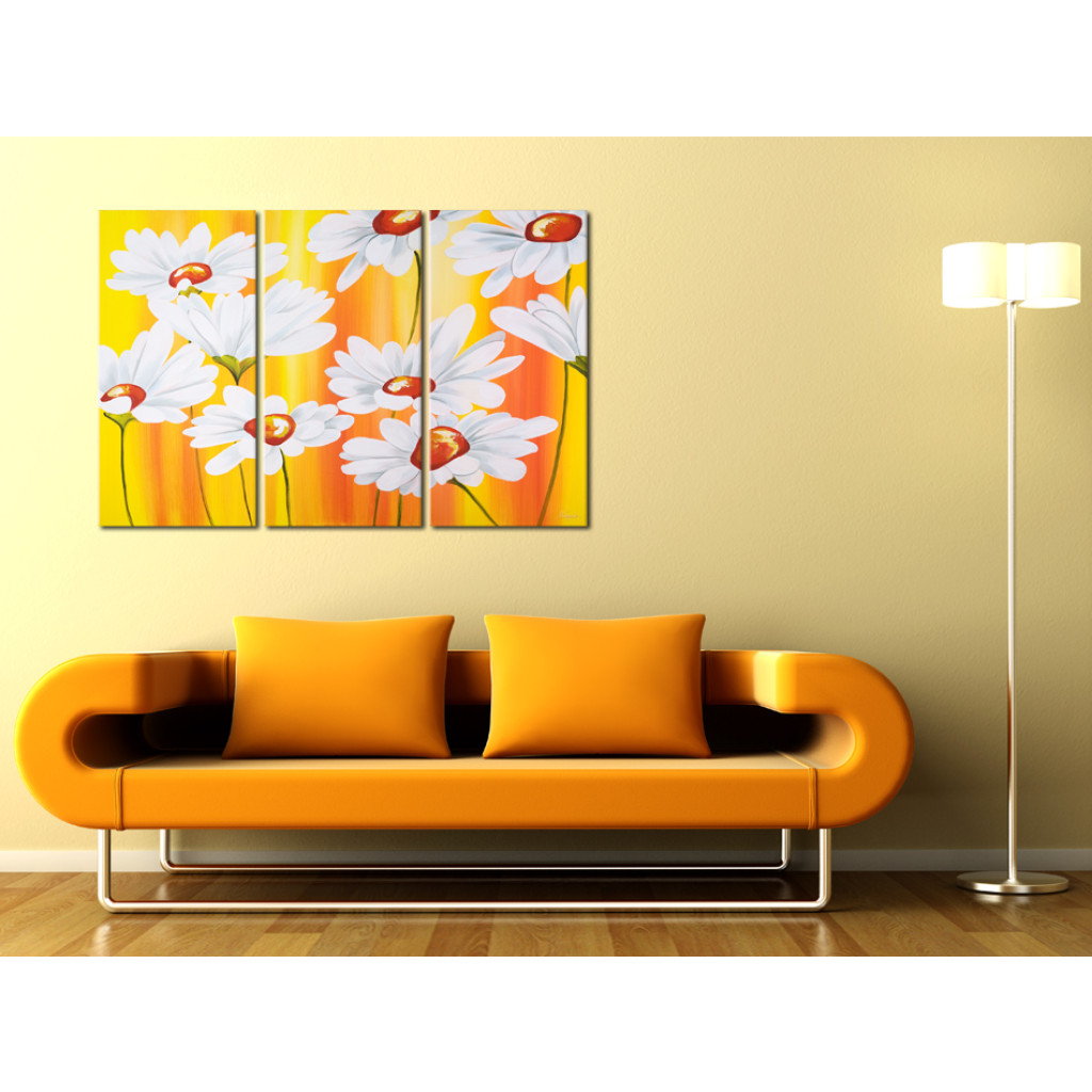 Schilderij  Madeliefjes: Zonnige Madeliefjes (3-delig) - Witte Bloemen Op Een Oranje Achtergrond