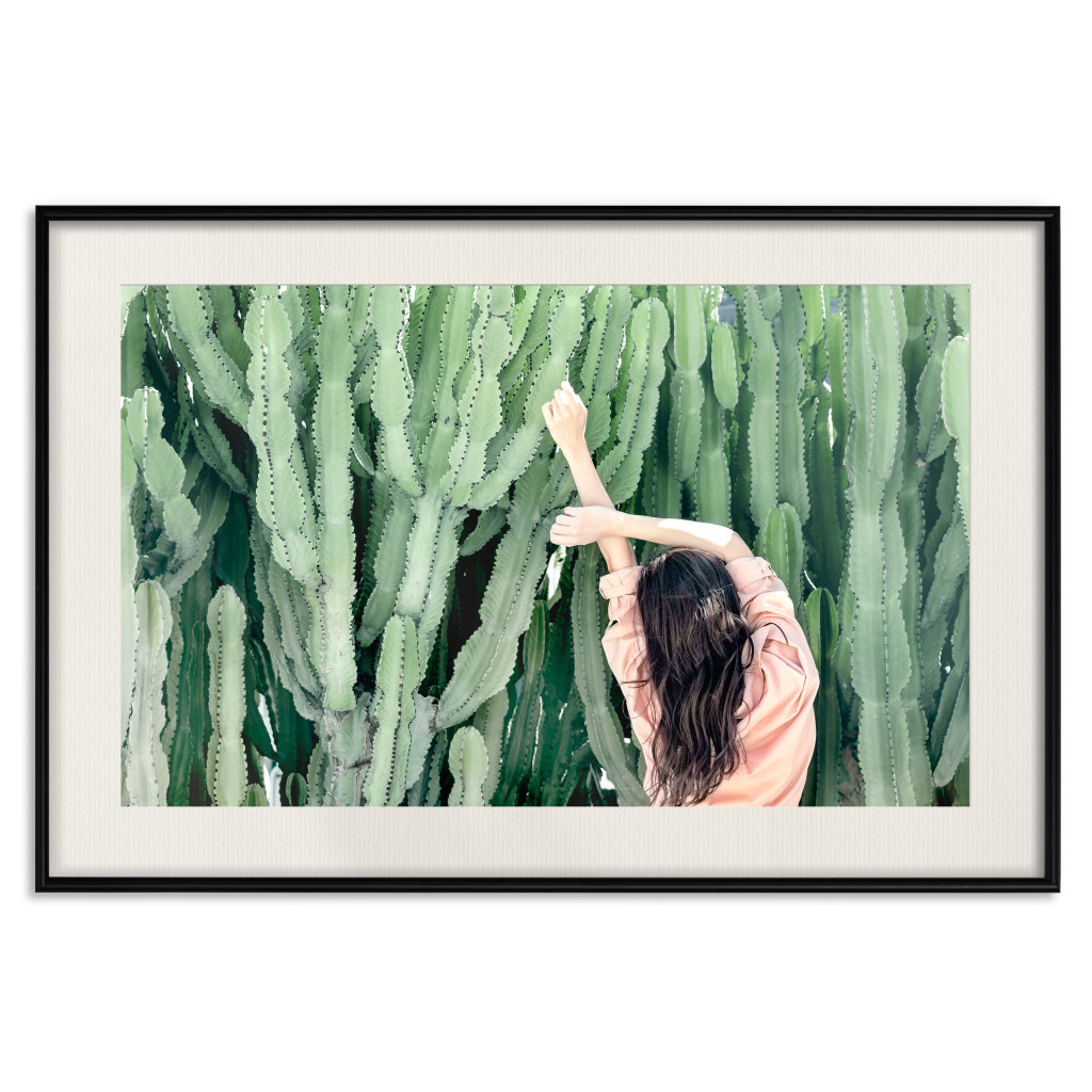 Plakat: Relaks - Zielone Kaktusy I Młoda Kobieta W Różowej Bluzce