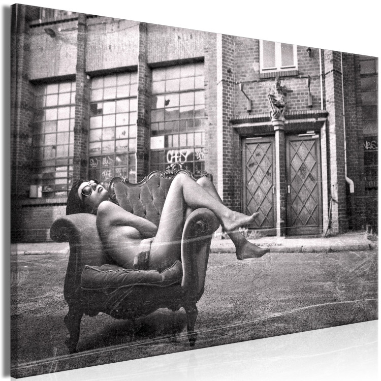 Obraz Kobieta na fotelu - czarno-biała fotografia w stylu glamour 134172 additionalImage 2