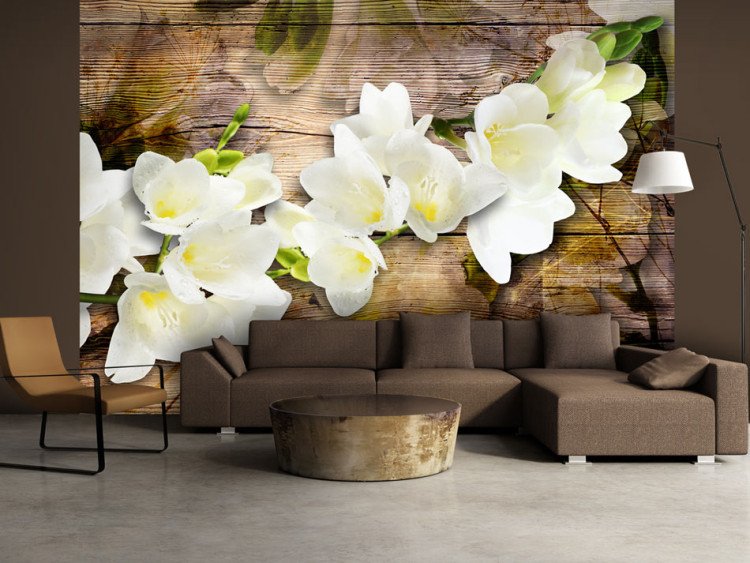 Fototapeta Piękno kwiatów - biała frezja z cieniem na tle z brązowego drewna