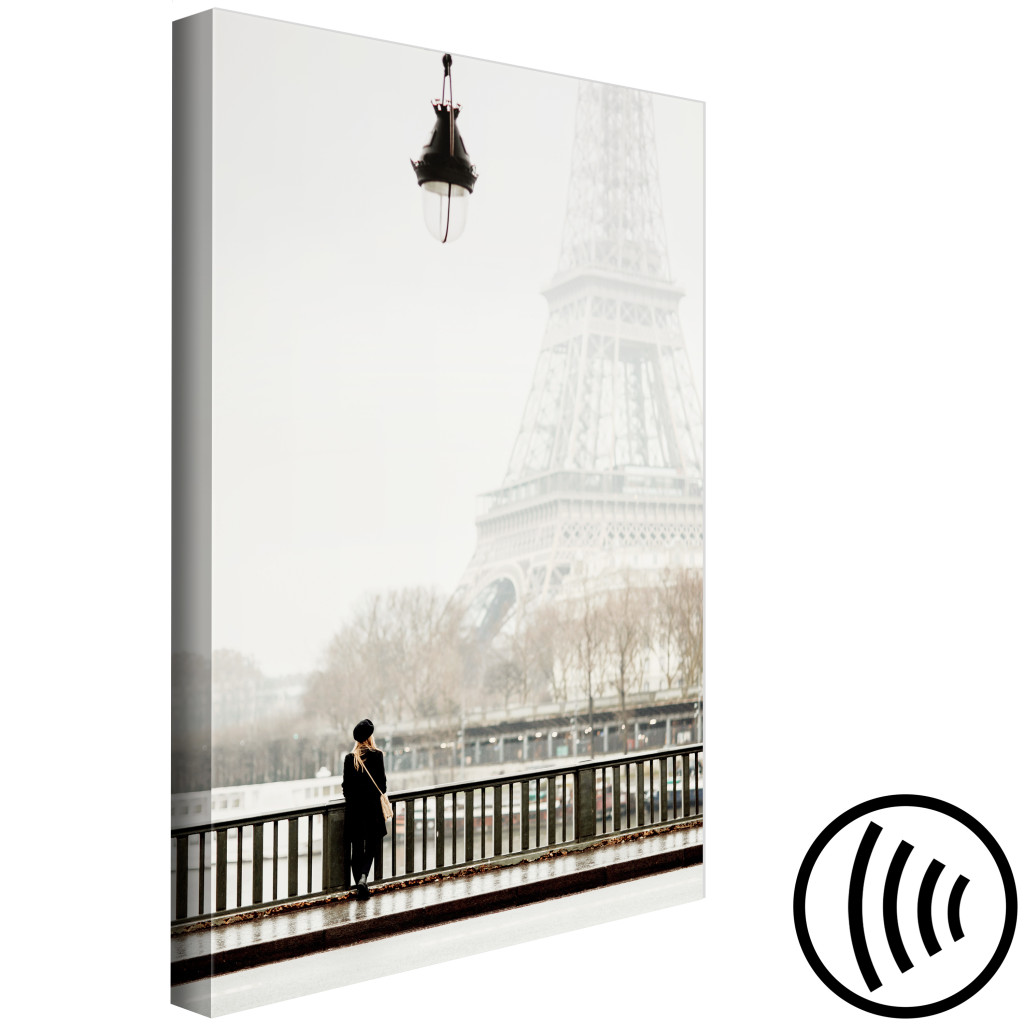 Schilderij  Parijs: Gezicht Op Parijs - Foto Met Een Vrouw Op De Brug En De Eiffeltoren