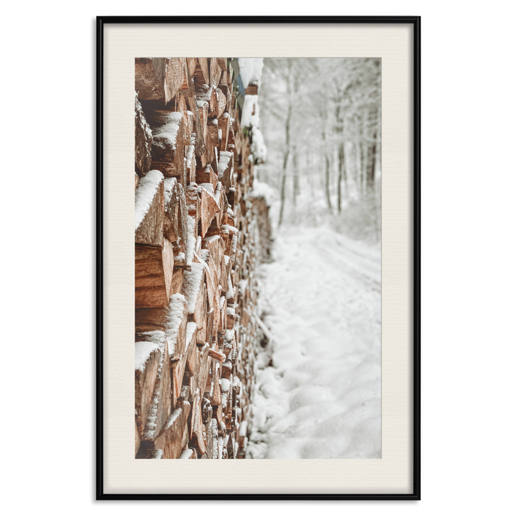 Plakat: Zimowy Las - Fotografia Stosu Drewna Na Ośnieżonej Leśnej Drodze