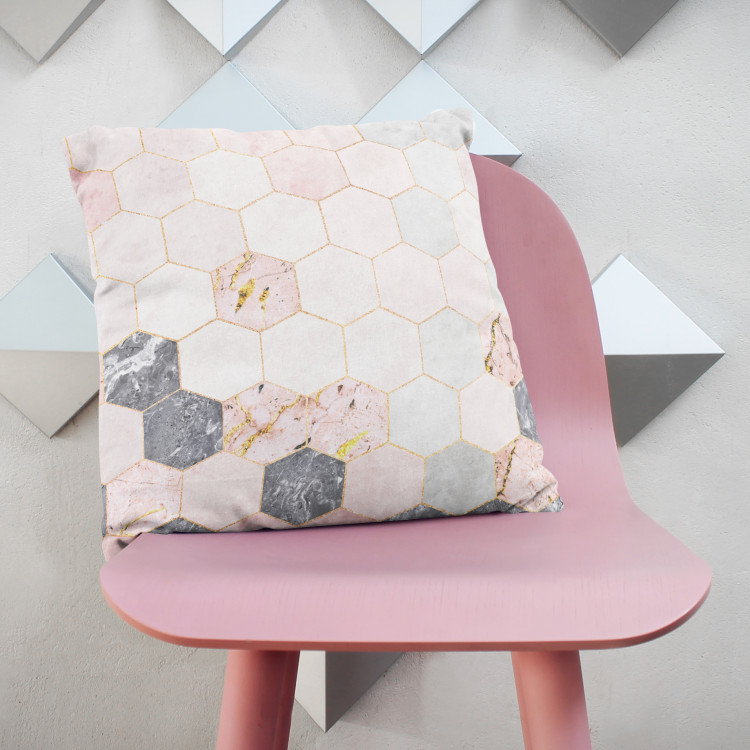 Mikrofaser Kissen Marble hexagons - a marble glamour composition with golden pattern cushions 146823 additionalImage 2