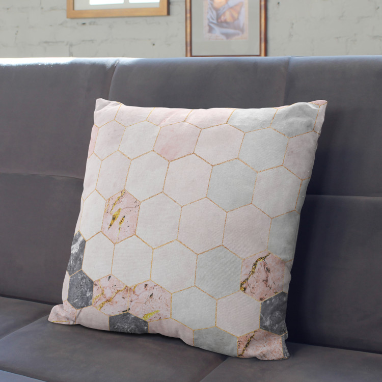 Mikrofaser Kissen Marble hexagons - a marble glamour composition with golden pattern cushions 146823 additionalImage 3