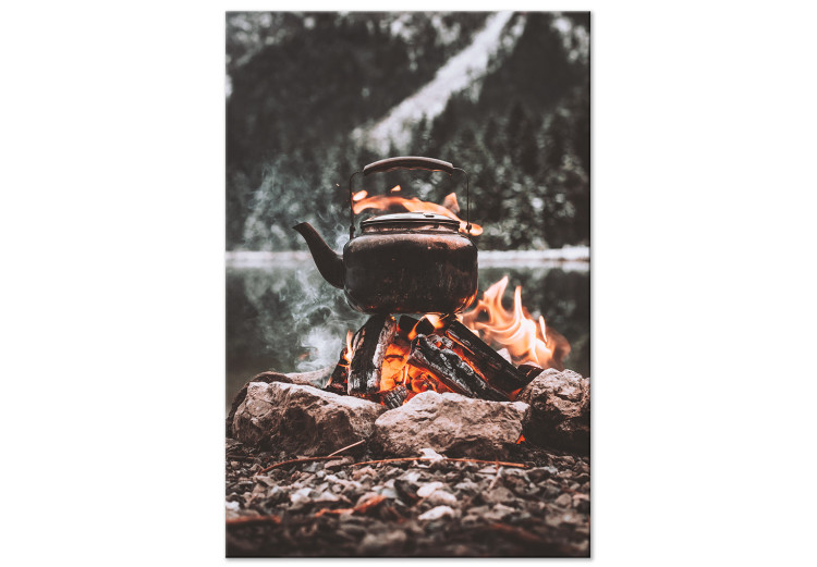 Leinwandbild Das Lagerfeuer – Vintage- und Retro-Abstraktion mit einem Kupferkessel unter freiem Feuer inmitten der Natur
