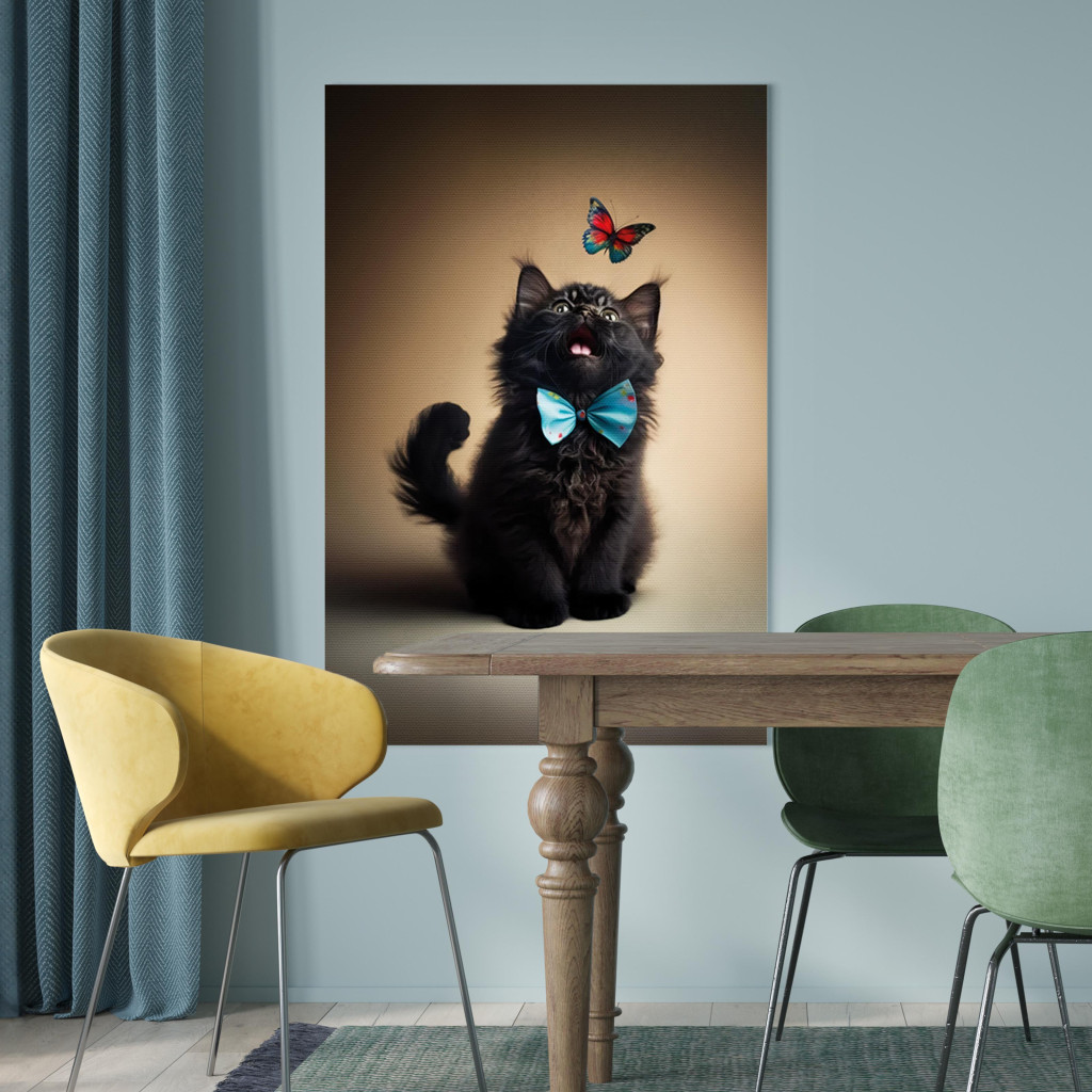 Obraz AI Kot - Zwierzak W Muszce Obserwujący Kolorowego Motyla - Pionowy