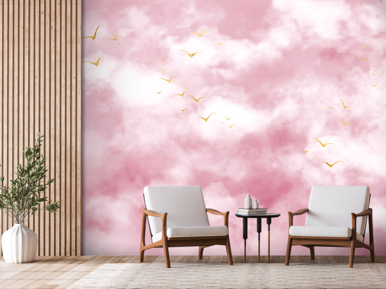 Carta da parati Cielo pastello - nuvole sul cielo in tonalità del rosa cipria con uccelli dorati minimalisti 138253
