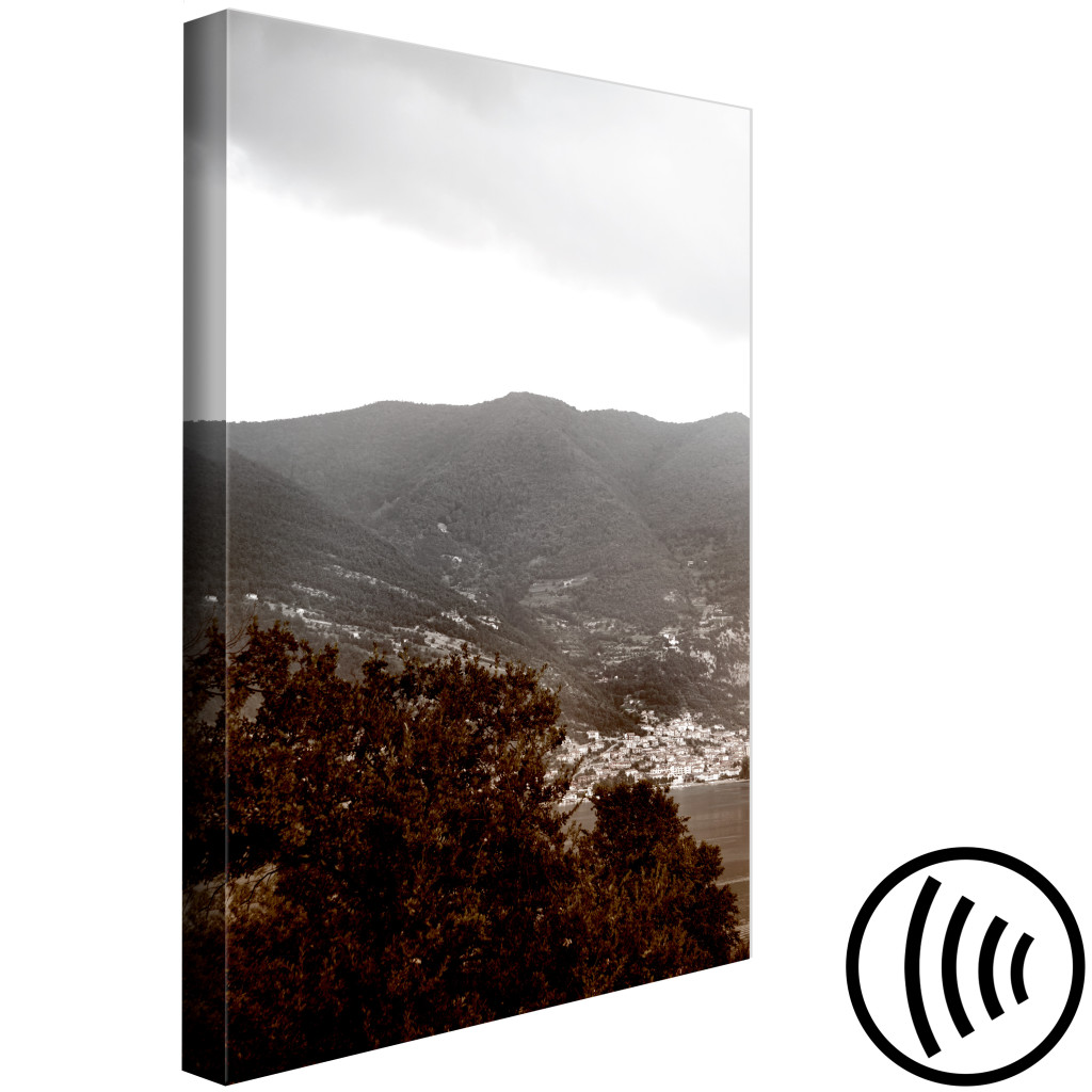 Schilderij  Bergen: Uitzicht Op De Bergen - Berglandschap Met Bomen, Water, Wolkenlucht