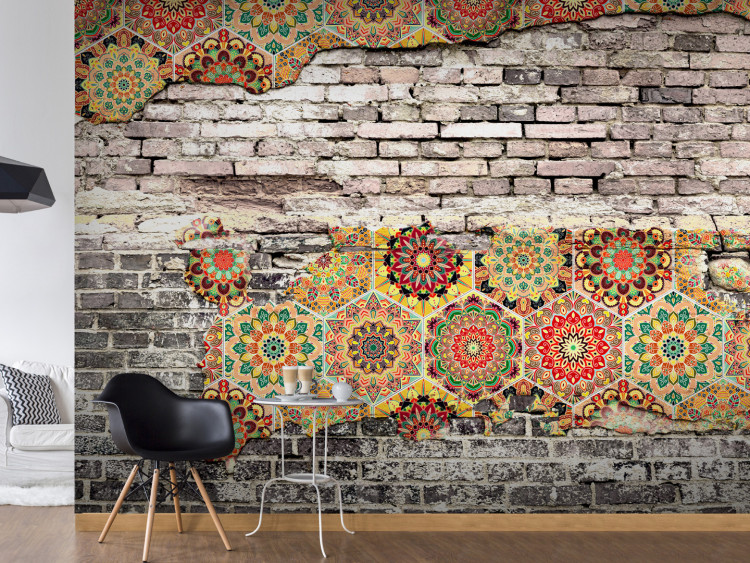 Fototapeta Eklektyczne połączenie - kolorowa mozaika na tle z wypłowiałej cegły 91983