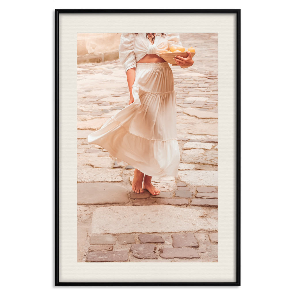 Plakat: Modelka Z Cytrynami - Kobieta W Białej Sukience Trzymająca Kosz