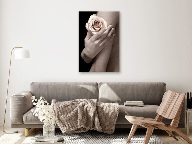 Obraz Herbaciana róża na dłoni - zdjęcie kobiety trzymającej w ręce kwiat  128064 additionalImage 3