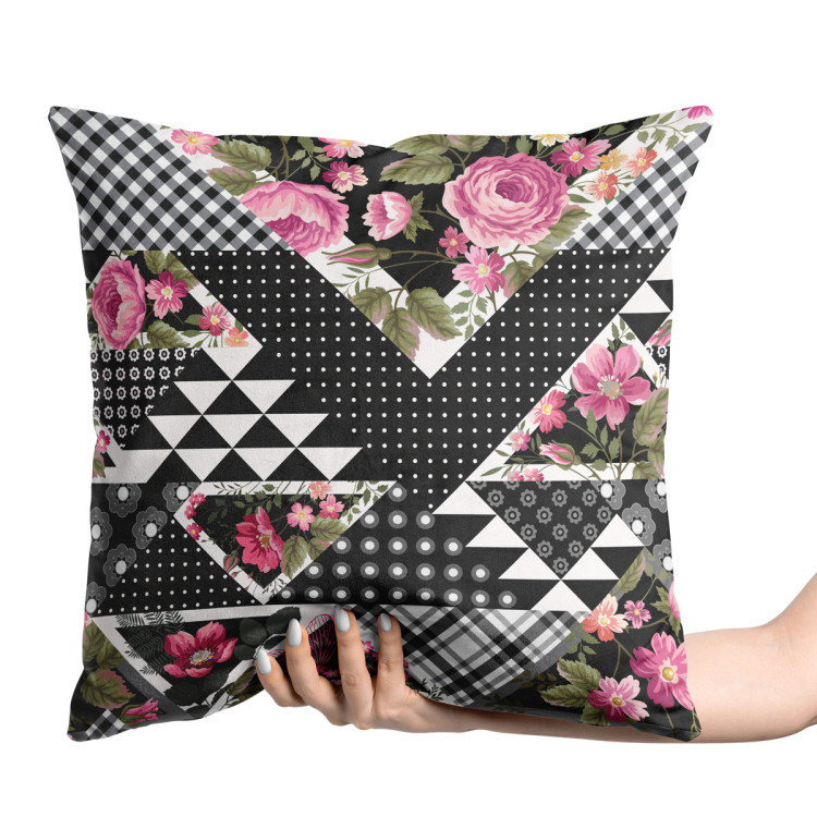 Sammets kudda Floral patchwork - geometric, black and white cutout with flowers 146774 additionalImage 2