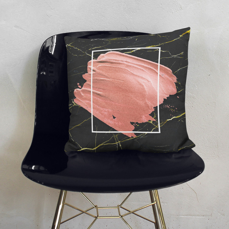 Mikrofiberkudda Pearl pink - an abstract composition on black marble background cushions 146825 additionalImage 3