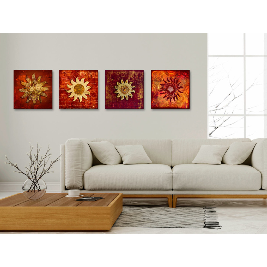 Schilderij  Gekleurde: Gezicht Van De Zon (4-delig) - Collage Van Gouden En Rode Ornamenten
