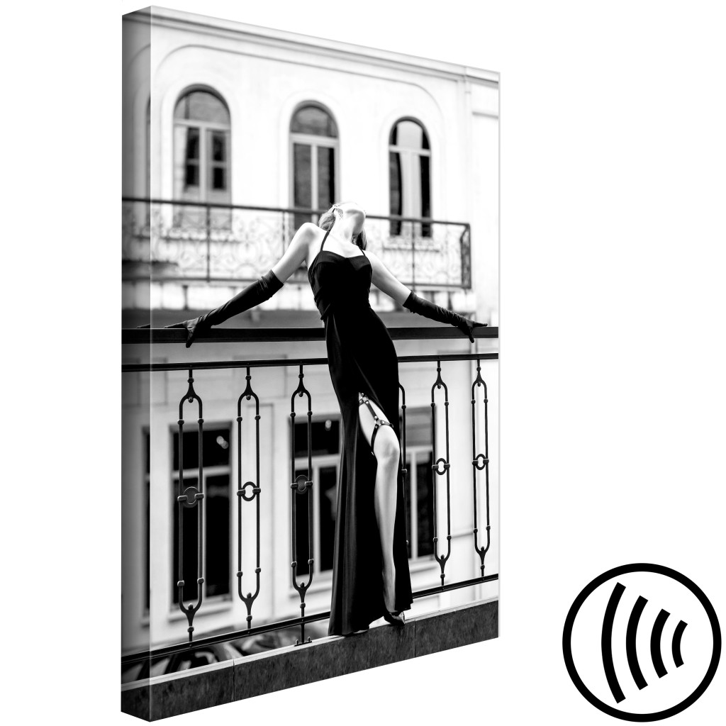 Schilderij  Vrouwen: Dansende Vrouw - Zwart-wit Foto Met Een Figuur Op Het Balkon