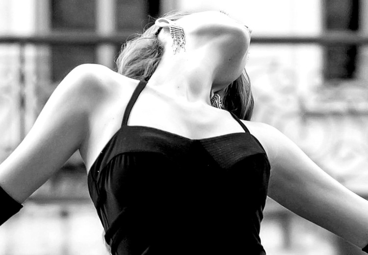 Obraz Tańcząca kobieta - czarno-biała fotografia z postacią na balkonie 132265 additionalImage 5