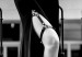 Obraz Tańcząca kobieta - czarno-biała fotografia z postacią na balkonie 132265 additionalThumb 4
