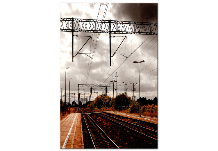 Obraz na płótnie Stacja kolejowa - tory, trakcja i lampy z pochmurnym niebem w tle