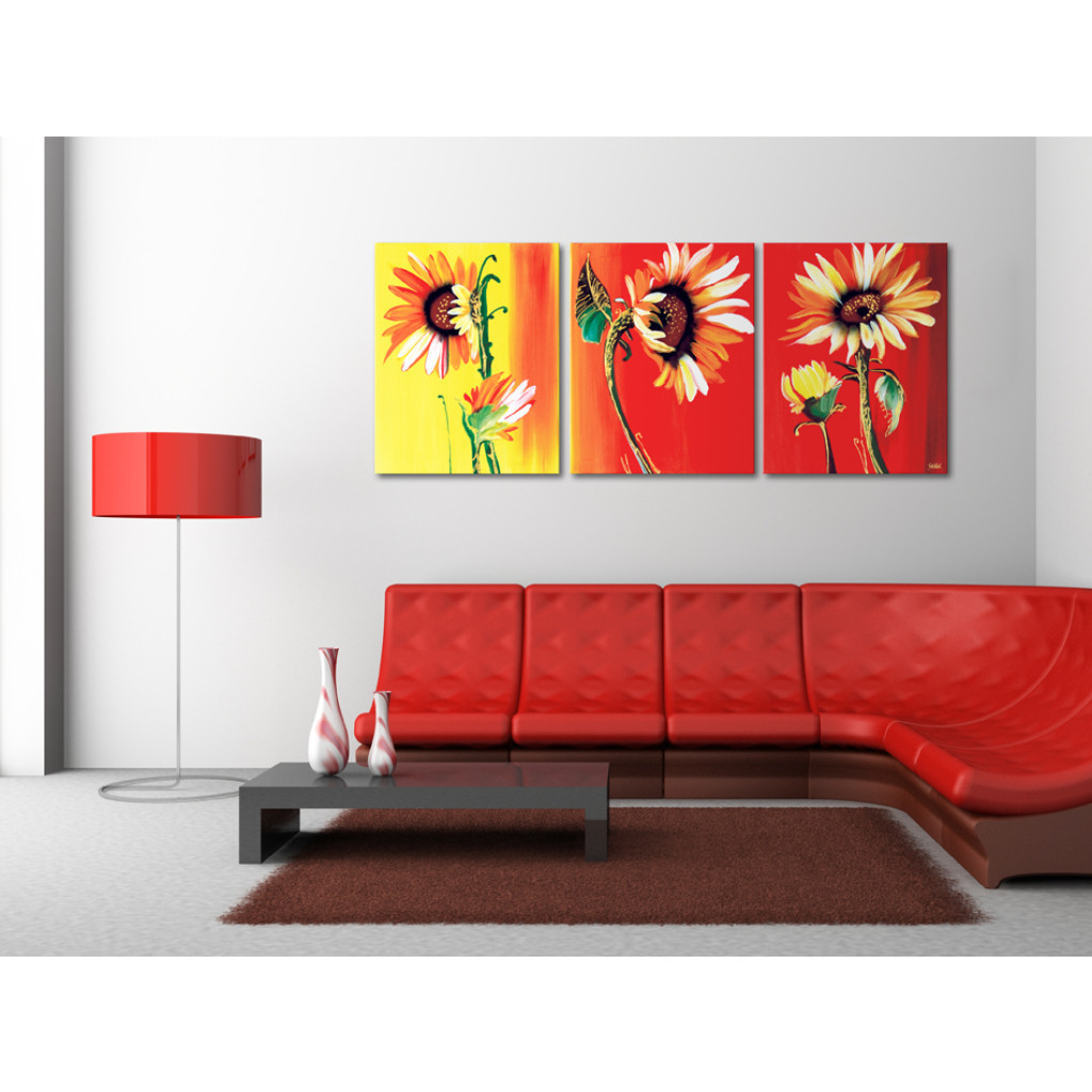 Schilderij  Zonnebloemen: Drie Zonnebloemen Bij Zonsondergang (3-delig) - Bloemenmotief