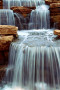Fototapeta Piękno natury - pejzaż spływających z rzeki wodospadów po skałach 60056