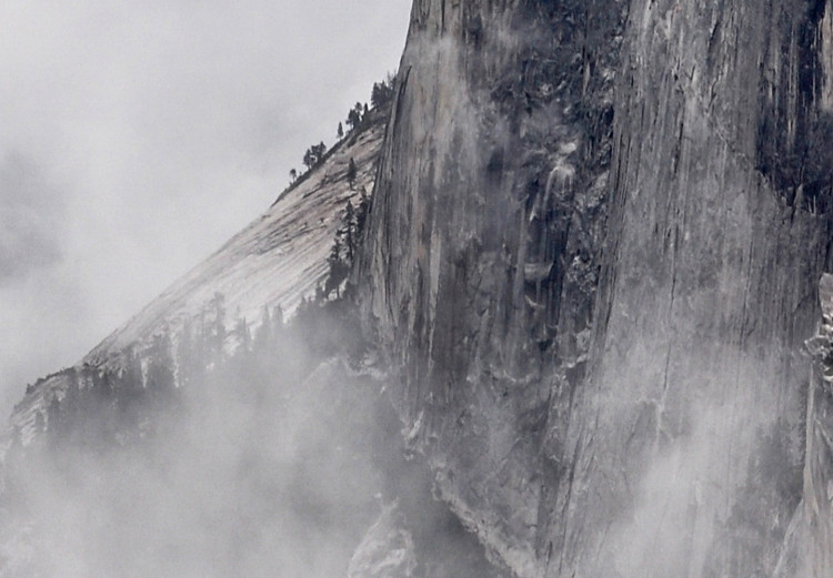 Canvas Mount Half Dome - Landscape with rocks in the clouds and mountain landscape Yosemite National Park in USA in shades of gray and white 130366 additionalImage 4