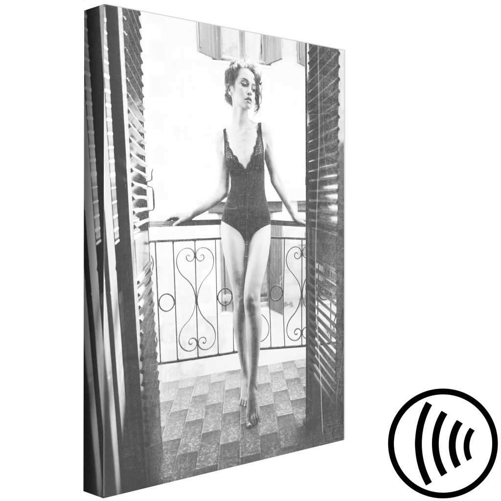 Obraz Kobieta Na Balkonie - Czarno-biała Fotografia W Stylu Glamour