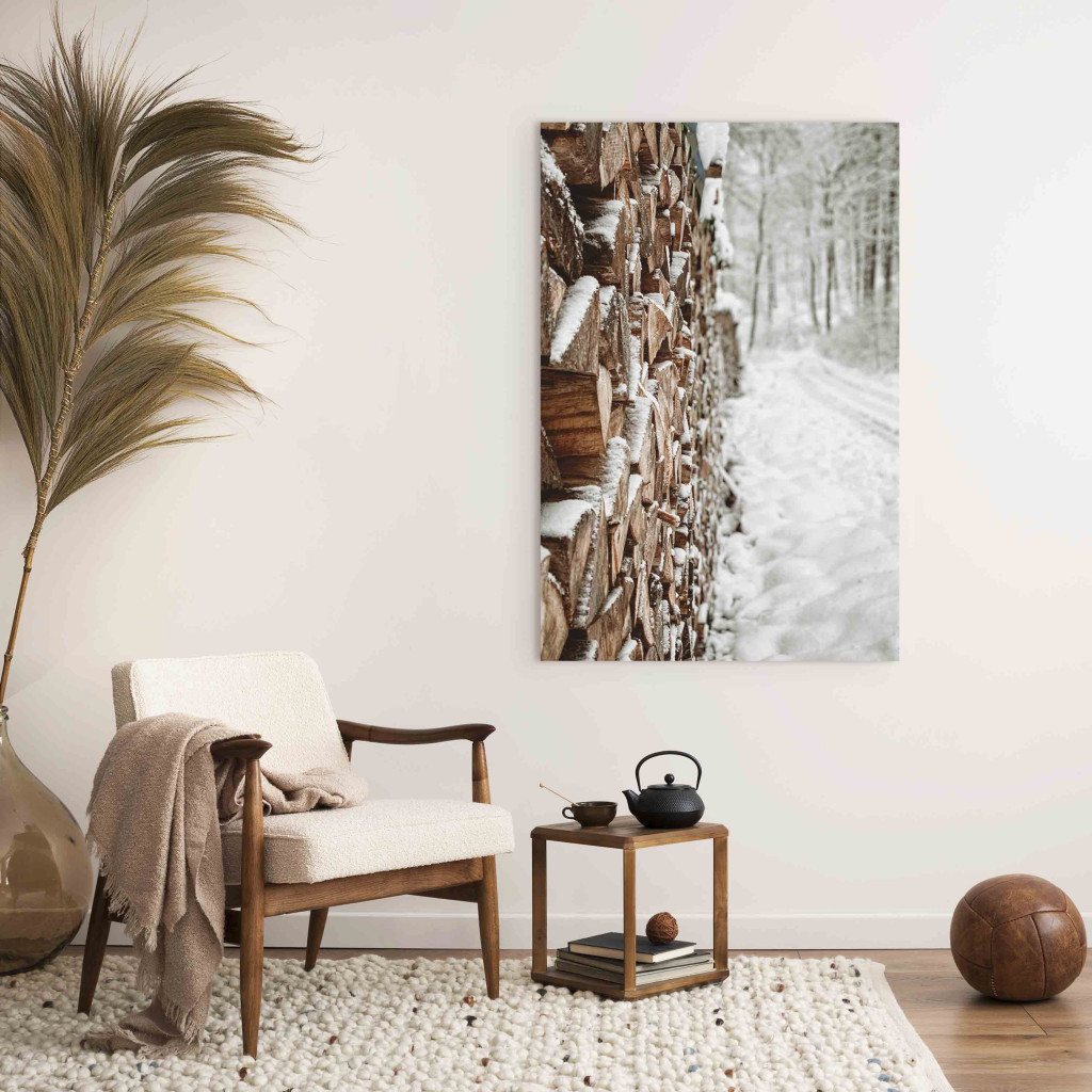 Obraz Zimowy Las - Zdjęcie Stosu Drewna Na Ośnieżonej Leśnej Drodze