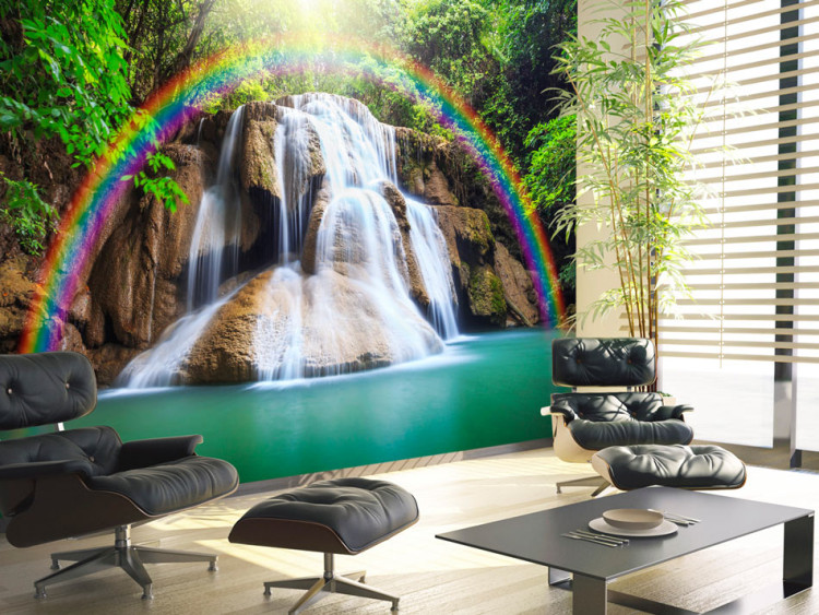 Mural de parede Serenidade da Natureza - Paisagem de uma cachoeira de pedra e rio na floresta com arco-íris 64607