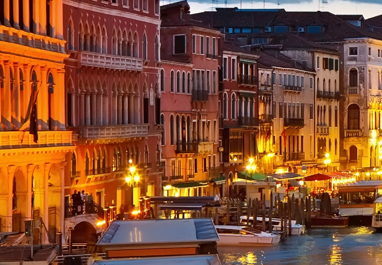 Papier peint moderne Venise à la nuit - une vue depuis le pont sur l'architecture vénitienne et la vie nocturne 129417 additionalImage 4