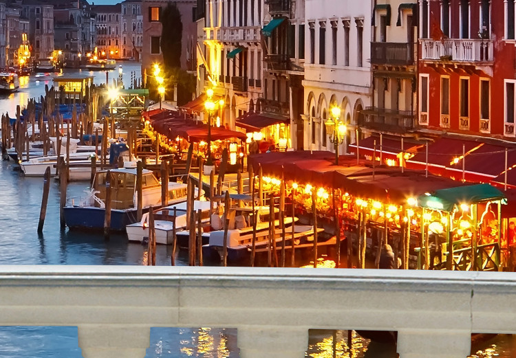 Papier peint moderne Venise à la nuit - une vue depuis le pont sur l'architecture vénitienne et la vie nocturne 129417 additionalImage 3