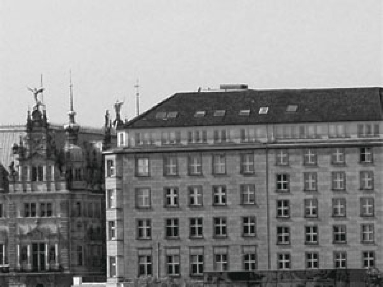 Tableau tendance Hambourg : vue sur Jungfernstieg, la Mairie et la fontaine de l'Alster 50517 additionalImage 2