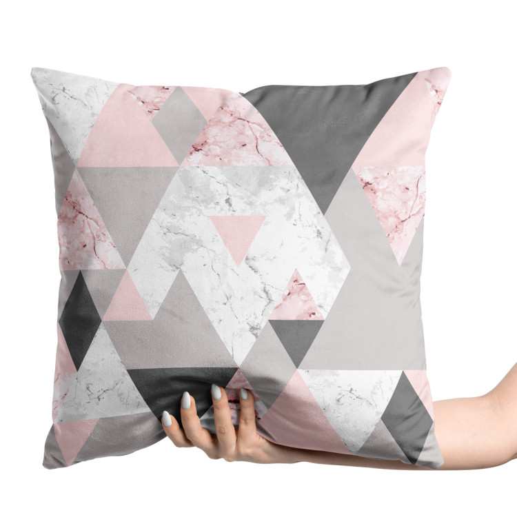 Sammets kudda Powdery triangles - geometric, minimalist motif in shades of pink 147127 additionalImage 2